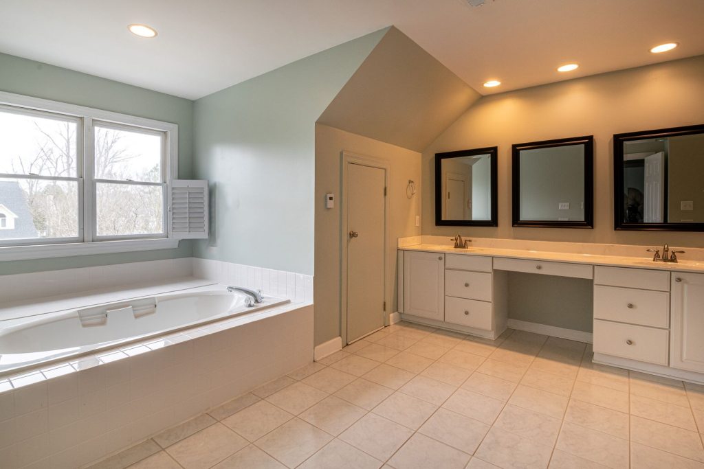 a photo of a bathroom