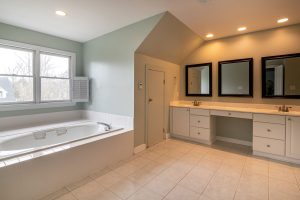 a photo of a bathroom