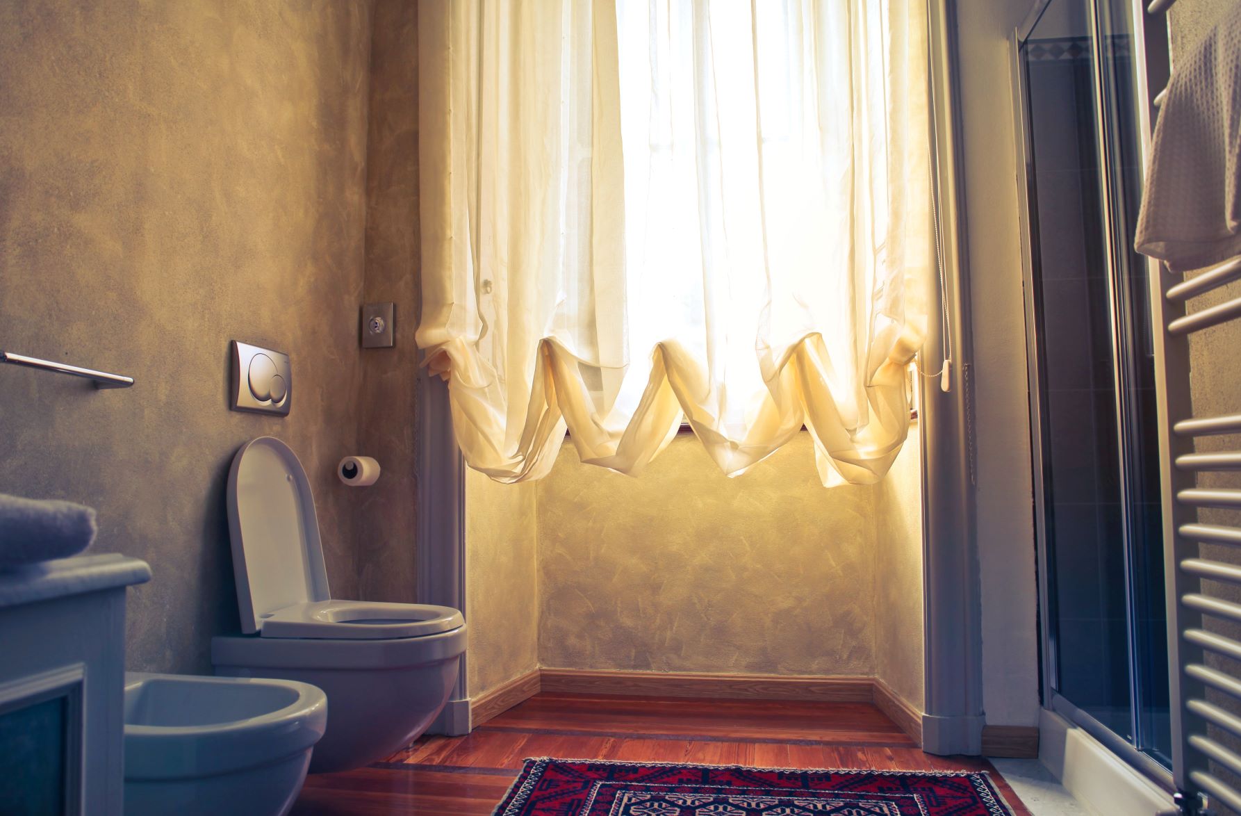 a photo of a bathroom