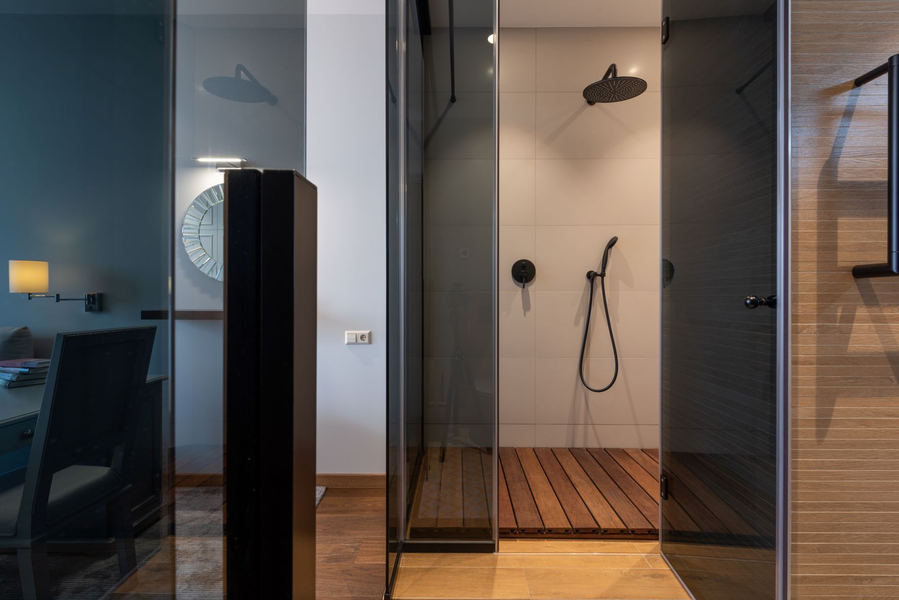 a photo of a bathroom