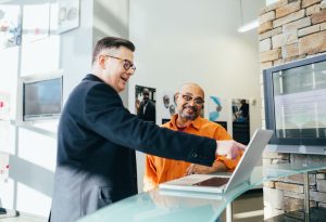 B2B marketing manager talking to an employee