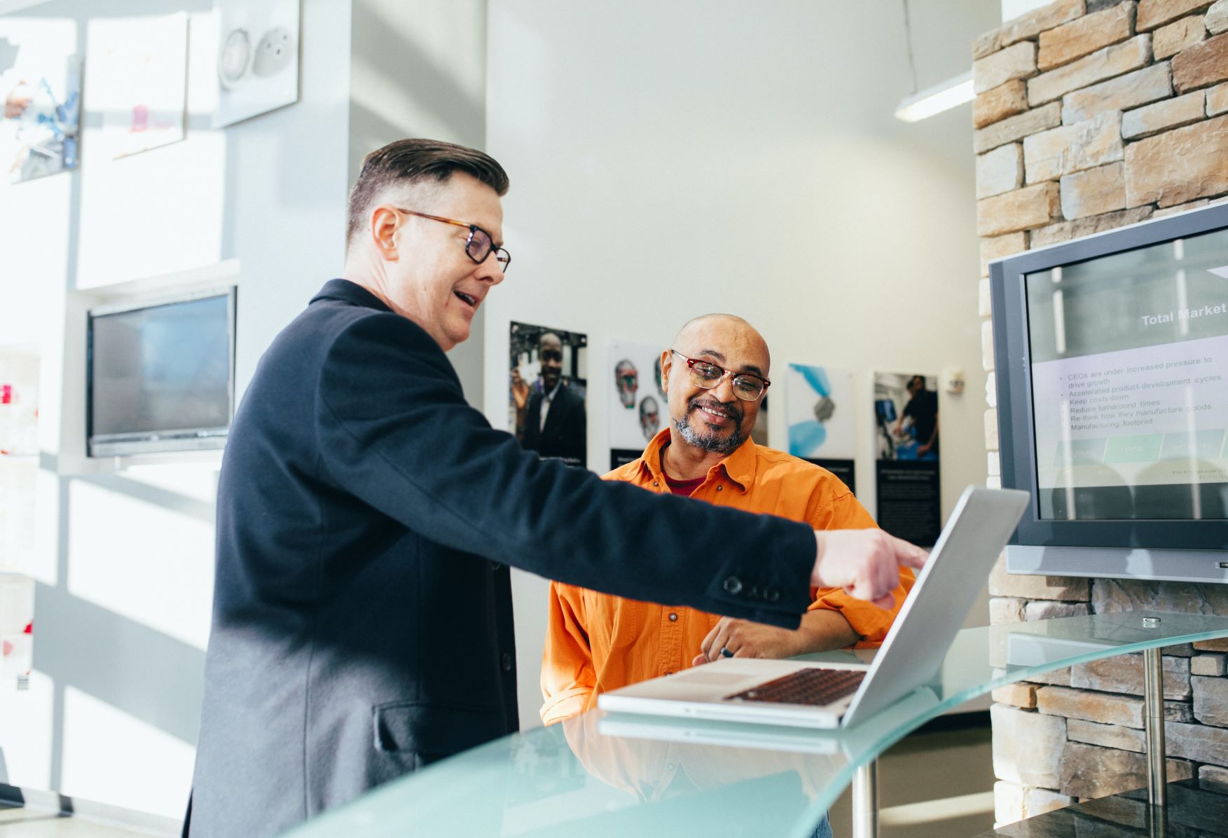 B2B marketing manager talking to an employee