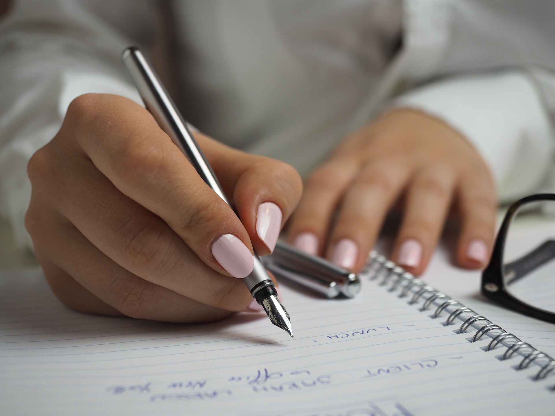 woman writing graphology services